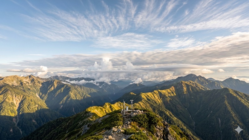 気象庁の天気図と降水ナウキャストを確認する登山者